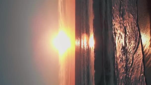Atardecer Rosa Dorado Sobre Agua Mar Sol Cielo Colorido Poniéndose — Vídeos de Stock