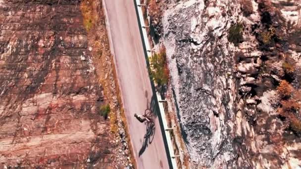 Велосипедист Жорстко Штовхає Педалі Вгору Бореться Під Час Тренувань Велосипеді — стокове відео