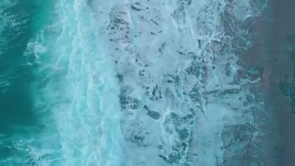 Meereswellen Bei Sonnenuntergang Vertikales Video Riesige Meereswellen Erreichen Den Sandstrand — Stockvideo