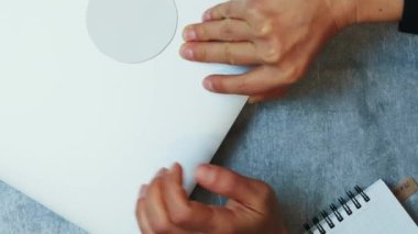 Dişi eller dizüstü bilgisayarı açıyor ve çalışmaya başlıyor, mesaj yazıyor. Dikey video. Dizüstü bilgisayarda çalışan iş kadını, yakın çekim, üst görüş. İş konsepti. Finans