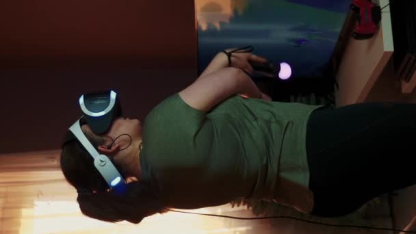 Vrouw Spelen Spel Met Joysticks Bril Thuis Virtual Reality Toekomstig — Stockvideo