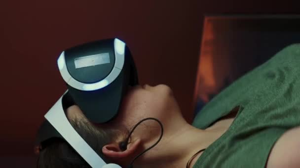 Mujer Gamer Con Auriculares Celebración Joystick Jugando Juegos Casa Sala — Vídeo de stock