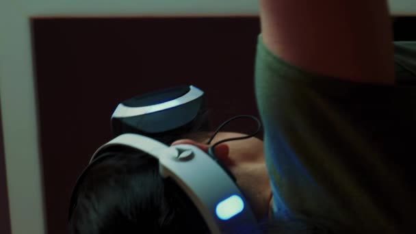 Mujer Joven Con Auriculares Realidad Virtual Controladores Sujeción Vídeo Vertical — Vídeo de stock