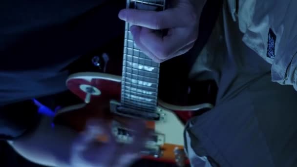 Hombre Tocando Guitarra Eléctrica Cerca Video Vertical Músico Tocando Guitarra — Vídeo de stock