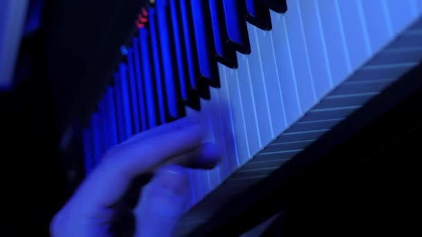 Pianist Som Spelar Elektriska Tangenter Ljudmusikstudio Vertikal Video Musiker Spelar — Stockvideo