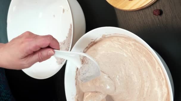 把面粉和可可粉混合在碗里 做面团当蛋糕 垂直录像 在家做饭甜糕点的女人 雌性准备自制派 用碗搅拌生面团 — 图库视频影像
