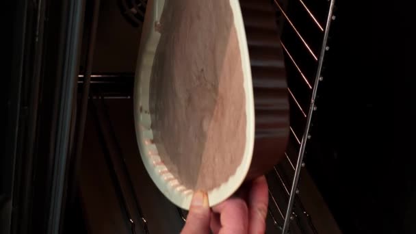 Umieszczenie Świeżego Surowego Ciasta Naczyniu Pieczenia Piekarniku Elektrycznym Pionowe Wideo — Wideo stockowe