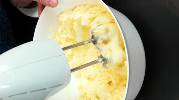 Processo Fazer Creme Manteiga Usando Misturador Elétrico Vídeo Vertical Baker — Vídeo de Stock