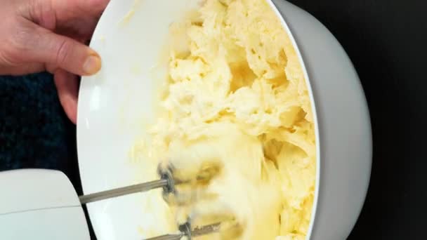 Butter Und Zucker Einer Schüssel Mit Einem Elektrischen Rührgerät Verrühren — Stockvideo