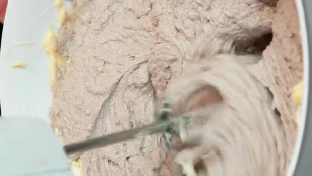 Baker Mencampur Bahan Bahan Untuk Krim Cokelat Mentega Dengan Mixer — Stok Video