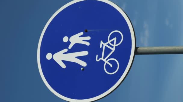 在蓝天下签署自行车和行人专用区域 垂直录像 只适用于有儿童的单车及行人的标志字段 — 图库视频影像