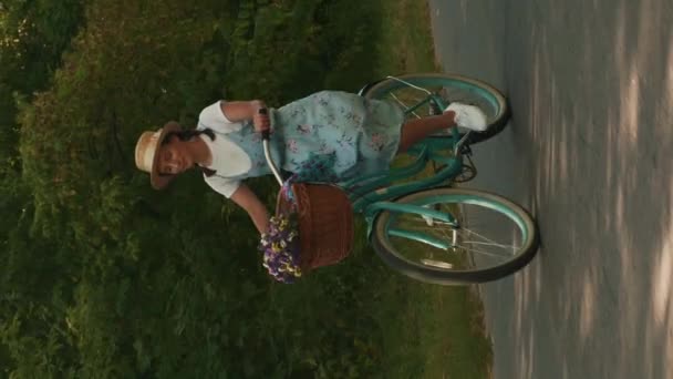 Kobieta Porusza Się Zabytkowym Rowerze Retro Zielonym Parku Latem Pionowe — Wideo stockowe