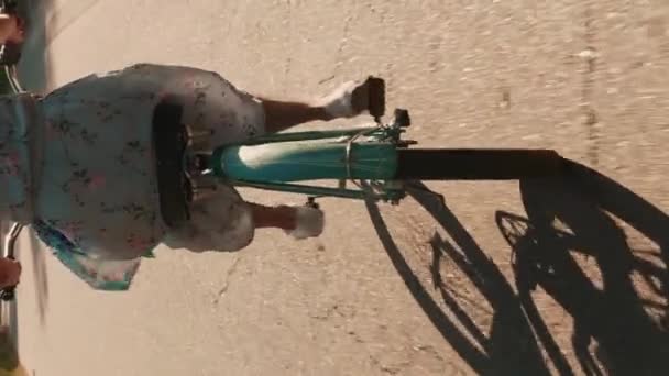 Назад Слідувати Пострілу Жінок Верхи Вінтажний Ретро Велосипед Парку Вертикальне — стокове відео