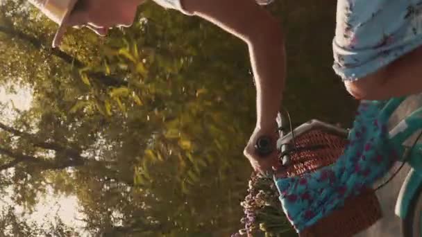 Vrouw Retro Fiets Met Mand Bloemen Groen Natuurpark Verticale Video — Stockvideo