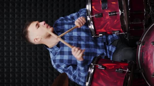 Studio Latihan Musik Musisi Memainkan Drum Menyanyikan Lagu Video Vertikal — Stok Video