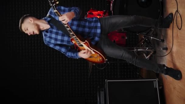 Гітарист Грає Рок Музику Електрогітарі Професійній Звуковій Студії Вертикальне Відео — стокове відео