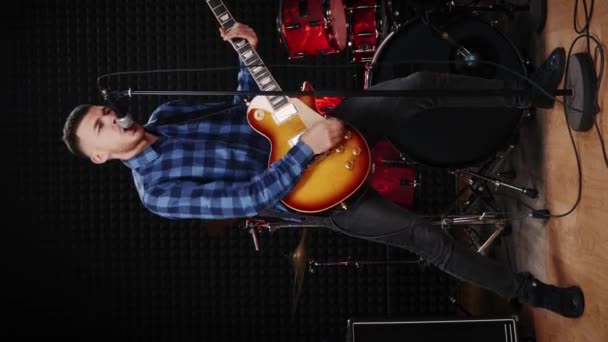 Guitarrista Rock Tocando Guitarra Eléctrica Cantando Canción Vídeo Vertical Músico — Vídeos de Stock
