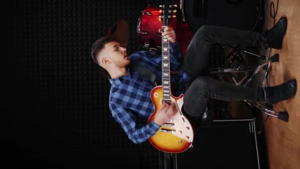 Стильний Чоловічий Музикант Співає Пісню Грає Електрогітарі Вертикальне Відео Професійний — стокове відео