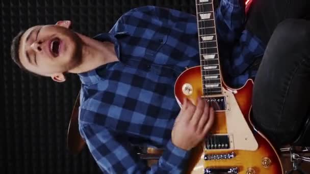 Guitarrista Com Guitarra Elétrica Estúdio Ensaio Vídeo Vertical Artista Música — Vídeo de Stock
