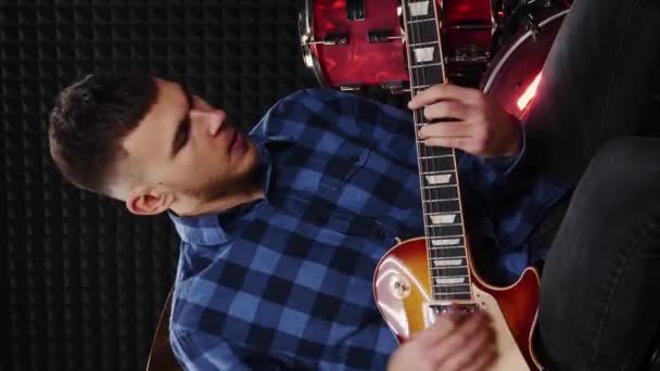 Guitarrista Tocando Guitarra Elétrica Tocando Música Palco Vídeo Vertical Ensaio — Vídeo de Stock