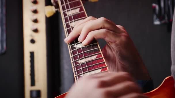 Een Man Die Akkoorden Speelt Hals Van Een Gitaar Gitarist — Stockvideo