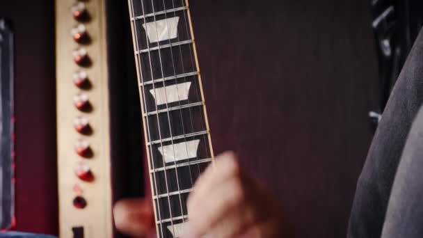 Cordas Guitarra Eléctrica Perto Vídeo Vertical Instrumentos Musicais Guitarrista Tocando — Vídeo de Stock