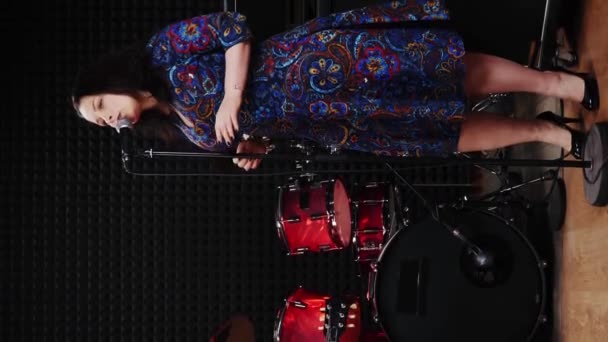 音乐家们在排练室排练 垂直录像 女人在唱歌吉他手在录音室弹电吉他 乐队在录音室练习 演奏乐器 — 图库视频影像