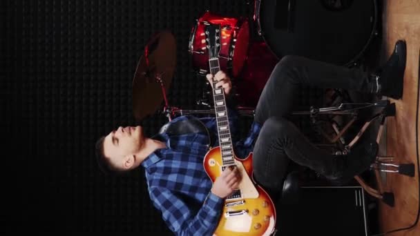 Cantor Guitarrista Cantando Música Palco Estúdio Ensaio Vídeo Vertical Banda — Vídeo de Stock