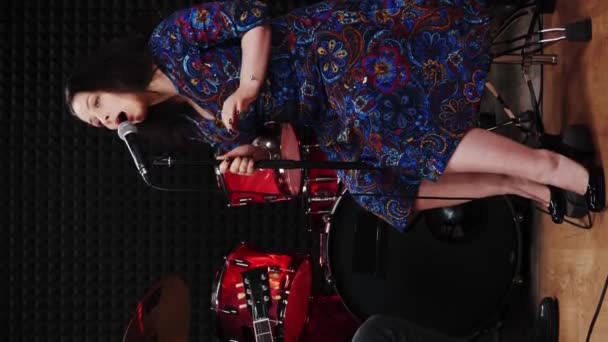 Kapela Zpívá Pódiu Kytarista Hrající Kytaru Vertikální Video Atraktivní Zpěvačka — Stock video