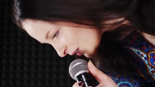 Portret Kobiety Śpiewającej Piosenkę Profesjonalnego Mikrofonu Pionowe Wideo Piosenkarka Ćwiczy — Wideo stockowe