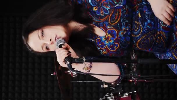 Cantante Femenina Profesional Interpretando Canción Micrófono Escenario Vídeo Vertical Joven — Vídeo de stock