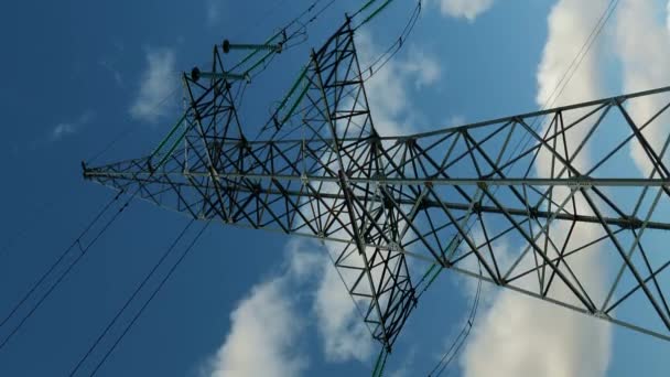 Stromleitungen Und Masten Vor Strahlend Blauem Himmel Vertikales Video Umspannwerk — Stockvideo