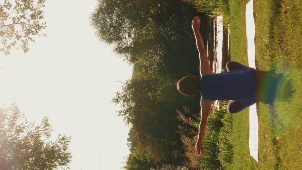 Mujer Haciendo Ejercicio Meditación Sobre Naturaleza Amanecer Soleado Vídeo Vertical — Vídeo de stock