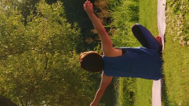 Femme Levant Les Mains Tout Pratiquant Yoga Sur Nature Lever — Video