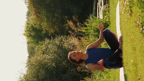 Mujer Tranquila Sentada Una Esterilla Yoga Con Los Ojos Cerrados — Vídeo de stock