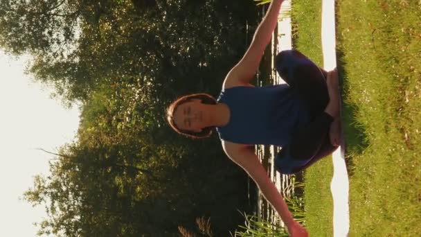 Mujer Relajante Pacífica Que Practica Yoga Estera Parque Cerca Del — Vídeo de stock
