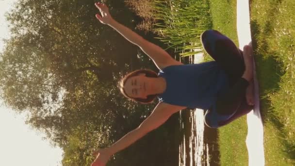 Mujer Practicando Ejercicios Yoga Sobre Hierba Parque Atardecer Vídeo Vertical — Vídeo de stock
