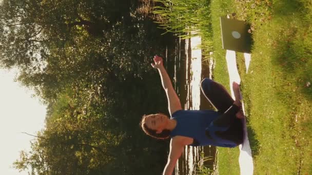 Joven Mujer Meditando Esterilla Yoga Sobre Naturaleza Con Los Ojos — Vídeo de stock