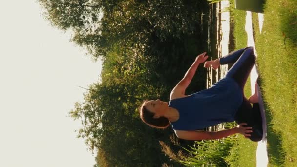 공원에서 위에서 스트레칭 운동을 여성입니다 영상입니다 실외에서 운동을 근육을 있습니다 — 비디오