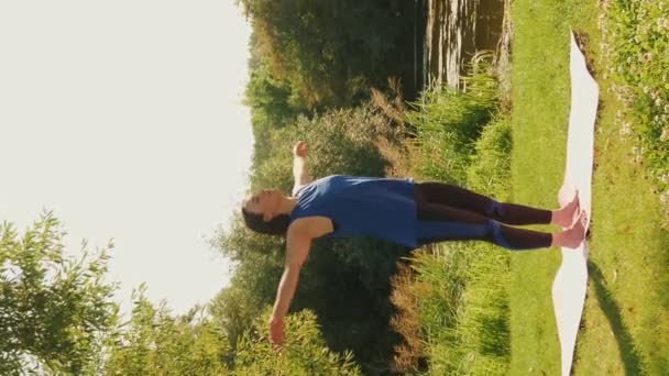 Mujer Joven Haciendo Ejercicios Yoga Por Mañana Disfrutando Del Sol — Vídeo de stock