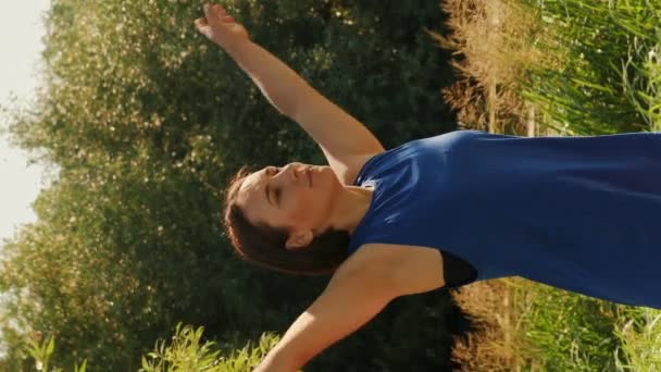 Retrato Una Joven Mujer Feliz Meditando Aire Libre Parque Vídeo — Vídeo de stock