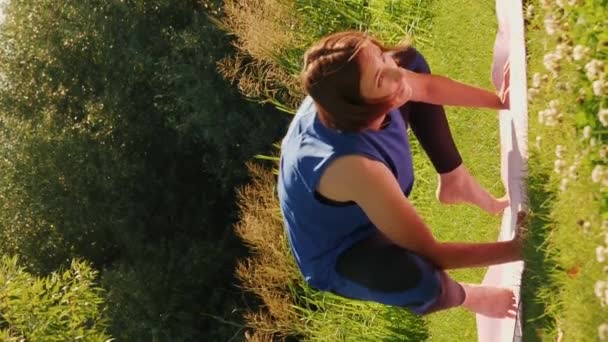 Mujer Tratando Hacer Yoga Posar Estera Falló Vídeo Vertical Practicar — Vídeo de stock