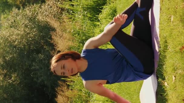 Mujer Linda Joven Estirándose Esterilla Yoga Cerca Del Río Por — Vídeo de stock