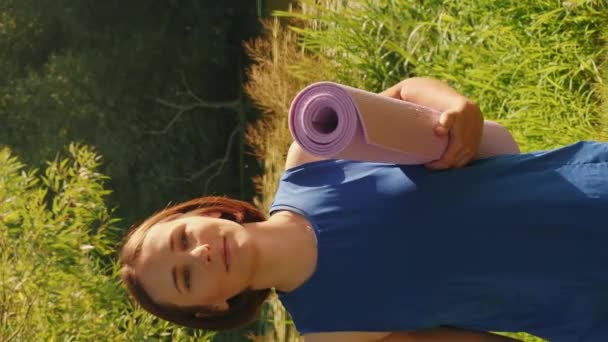 Retrato Una Joven Mujer Caminando Por Parque Después Practicar Yoga — Vídeo de stock