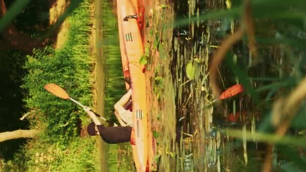 Maschio Kayaker Remare Nel Lago Giovane Sportivo Uomo Attivo Kayak — Video Stock