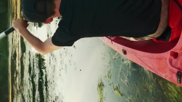 Kajakfahren Sommer Goldenen Sonnenuntergang Vertikales Video Junge Aktive Männer Paddeln — Stockvideo