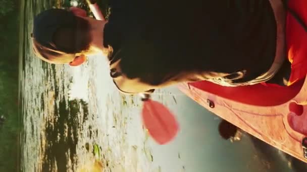 Vannsport Kayak Sportsaktivitet Vertikal Video Ung Aktiv Mann Padler Innsjøen – stockvideo