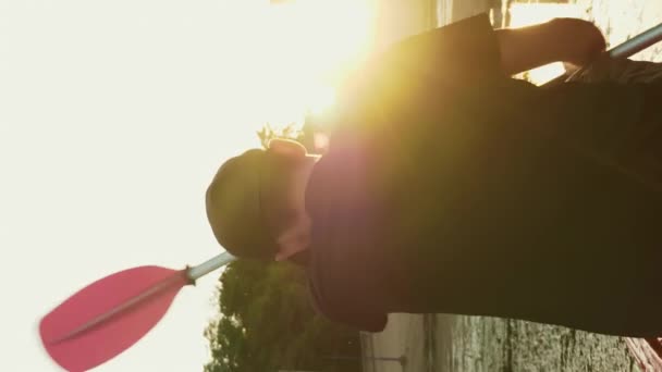 Kajaksport Aktiva Manliga Turist Paddling Vid Solnedgången Gyllene Solljus Vertikal — Stockvideo
