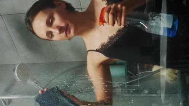 Deterjanı Olan Kirli Duş Camı Temizleyen Bir Kadın Dikey Video — Stok video