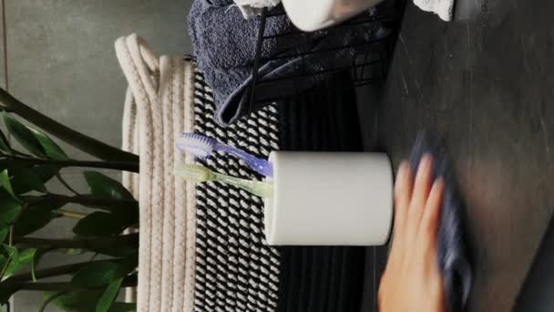 Frau Mit Teppich Der Hand Beim Putzen Des Badezimmers Aus — Stockvideo